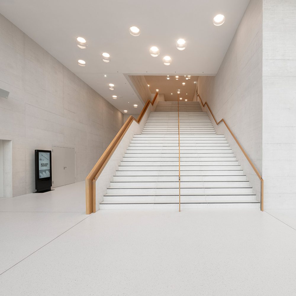 Treppe ins Obergeschoss, Boden und Treppenstufen aus Terrazzo im Heidelberg Congress Center